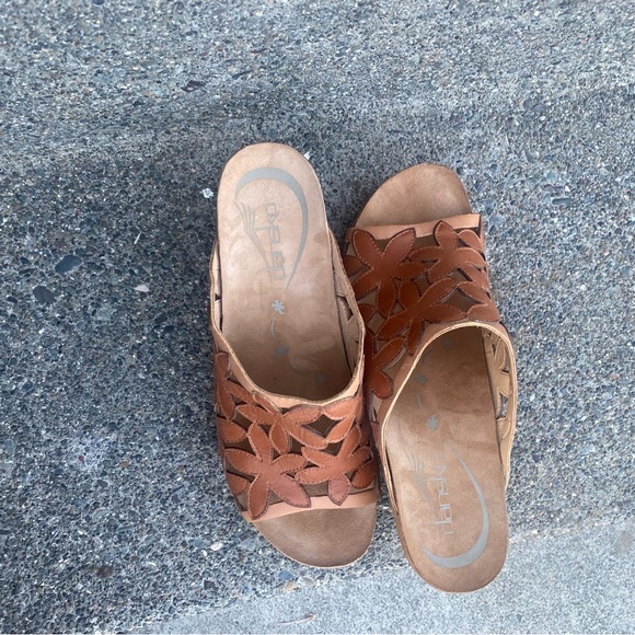 Dansko women 39 (8.5) mules leather Sandal 3” heel cutout flower design open toe - Picture 8 of 9